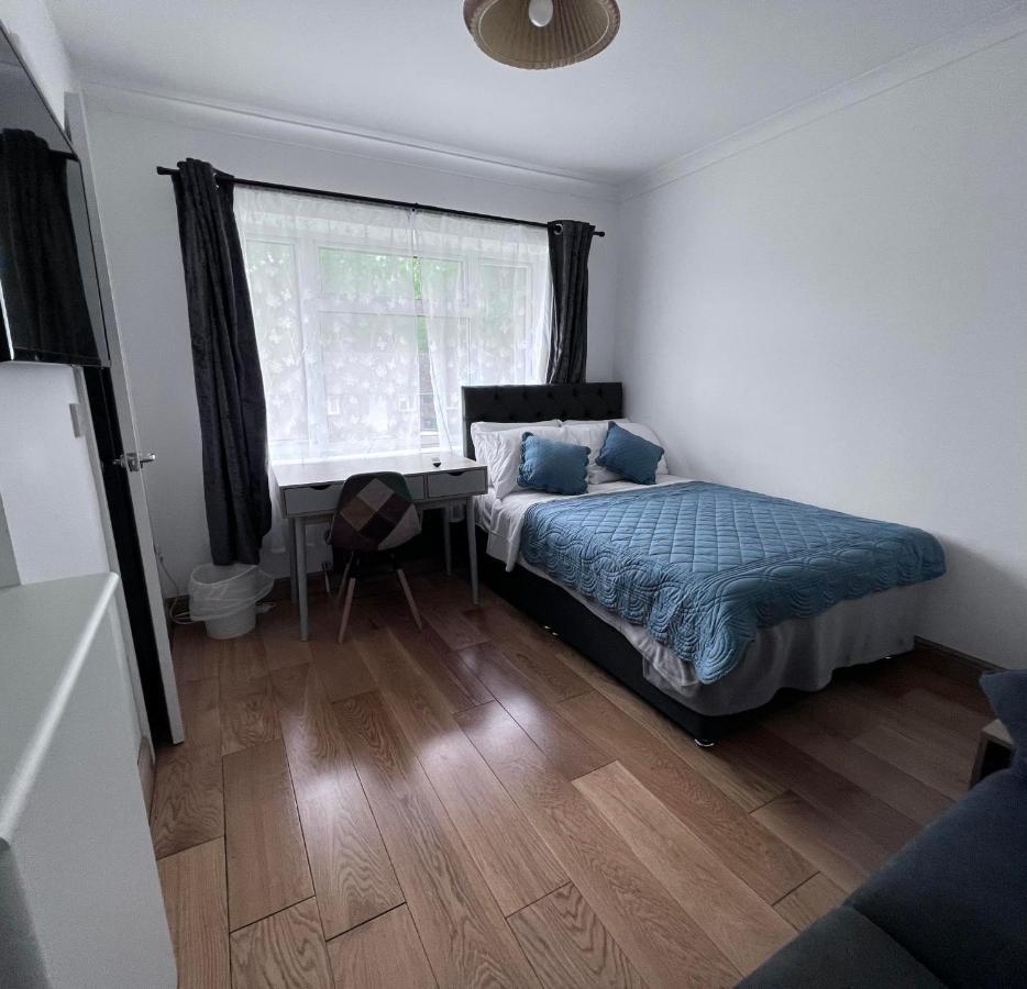 Number 25 Bed & Breakfast Horley Exterior photo